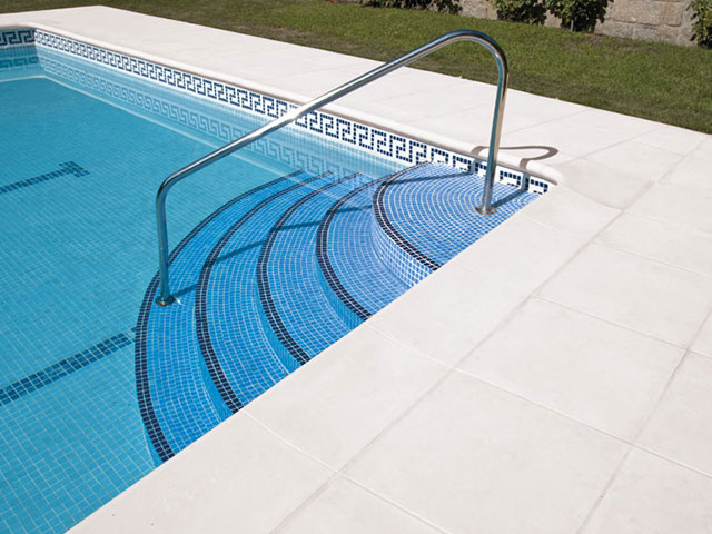 Borde de piscina Cañaveral en tonos blancos