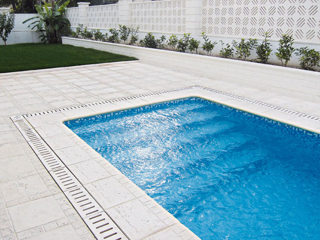 Borde de piscina Trena en tonos claros